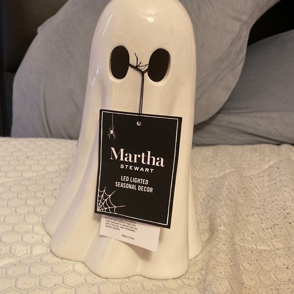 Viral ceramic ghost